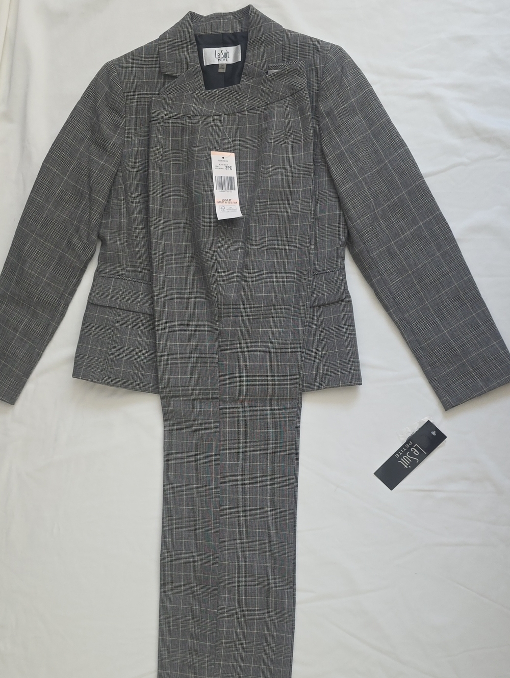 LE SUIT